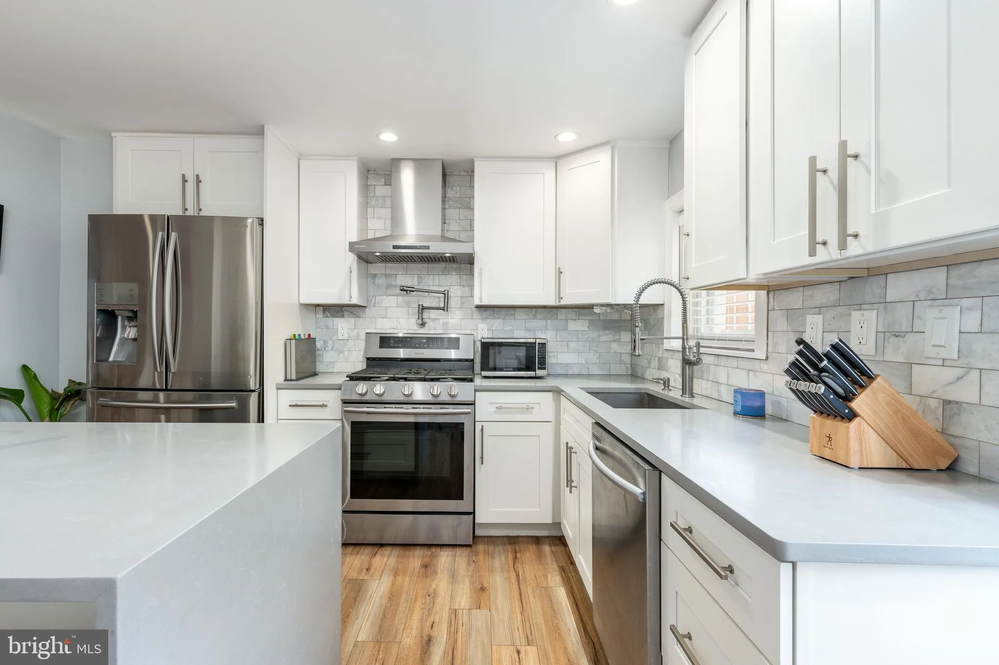 Philadelphia, Pennsylvania 19147, United States, 3 Bedrooms Bedrooms, ,3 BathroomsBathrooms,Residential,Contingent,90937