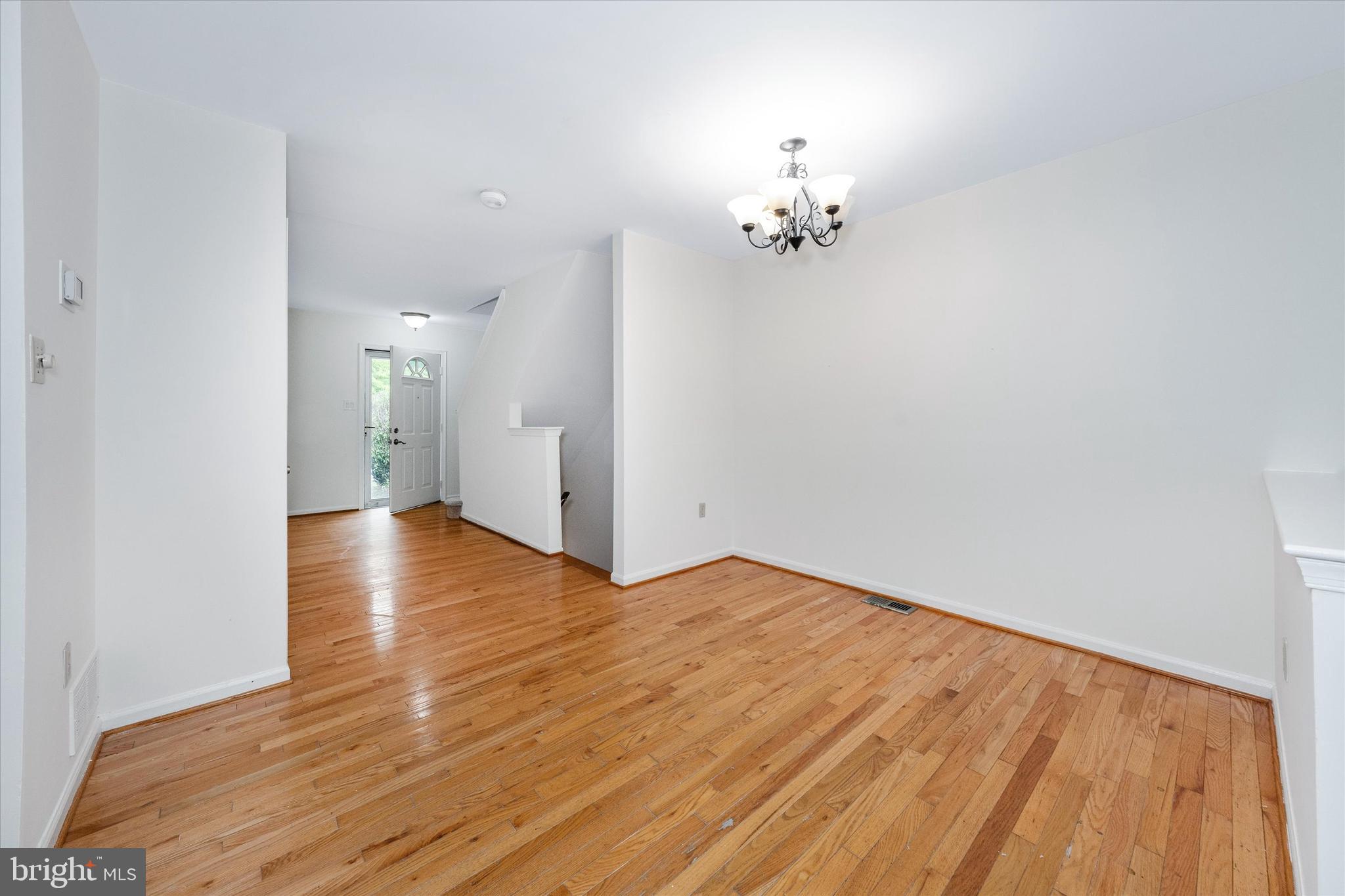 952 GLACKENS LANE