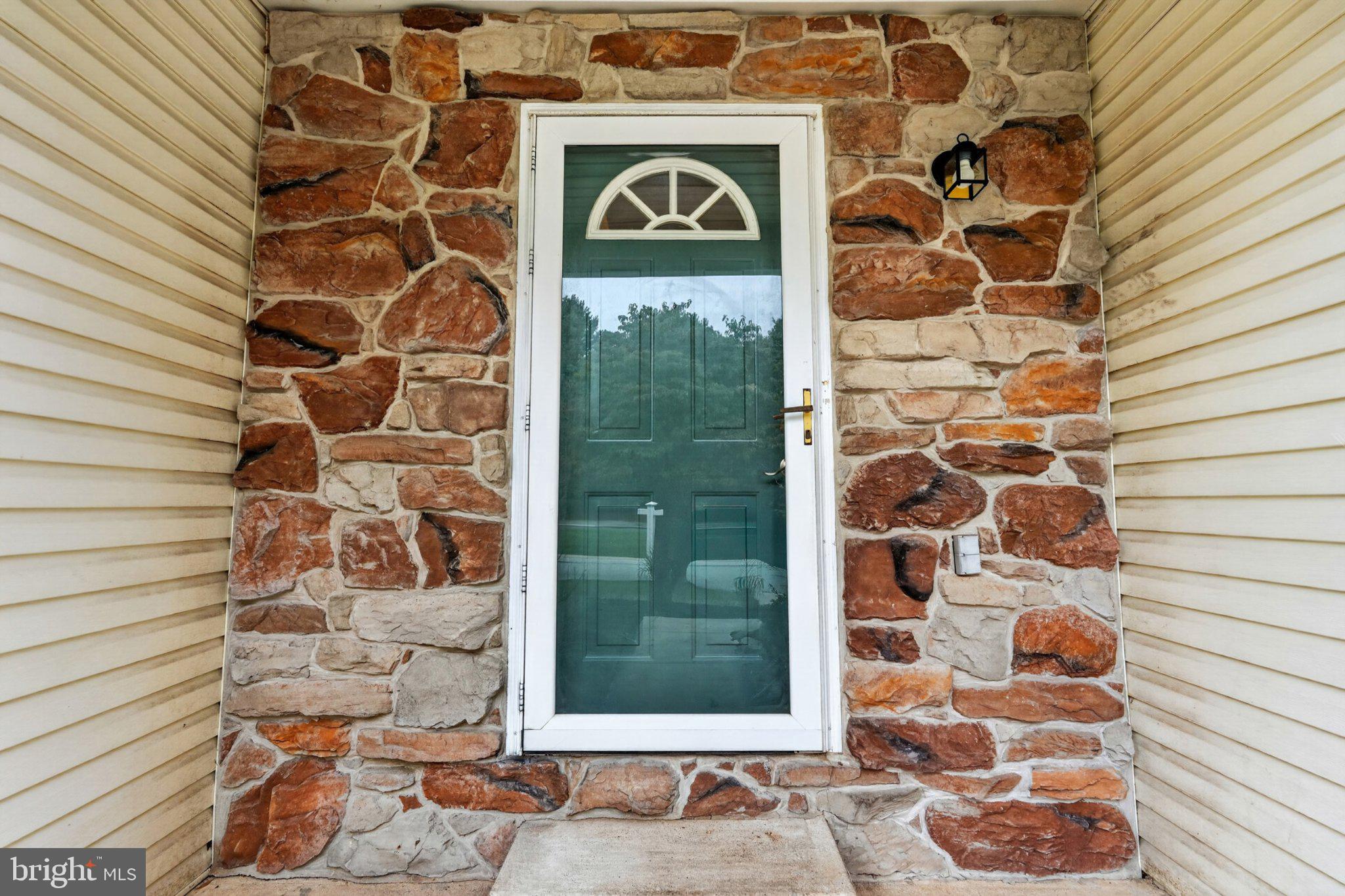 952 GLACKENS LANE