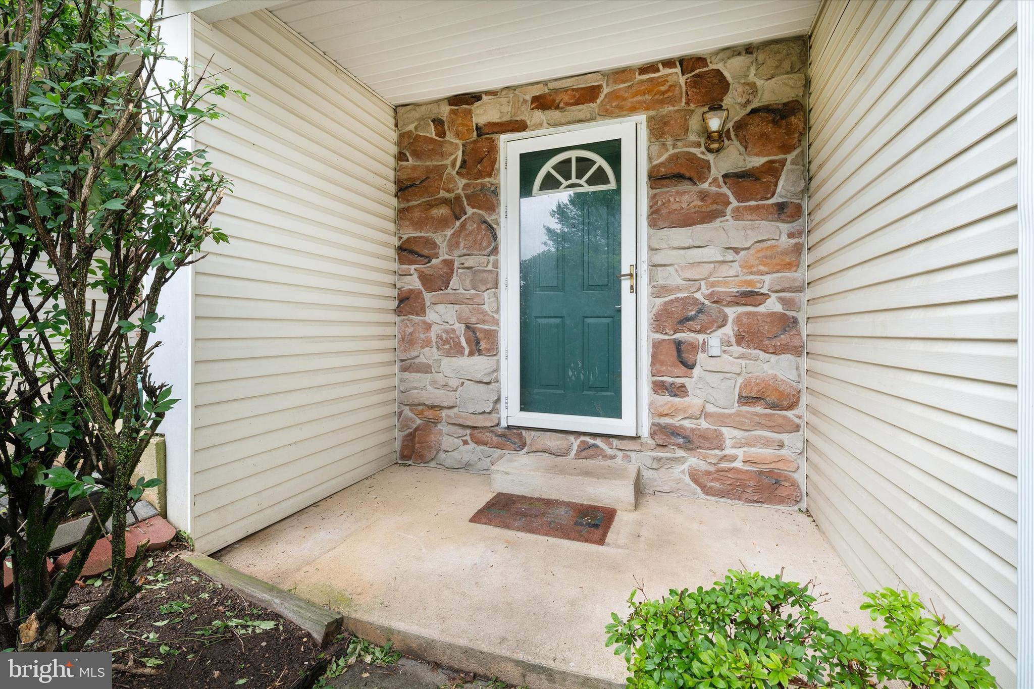 952 GLACKENS LANE