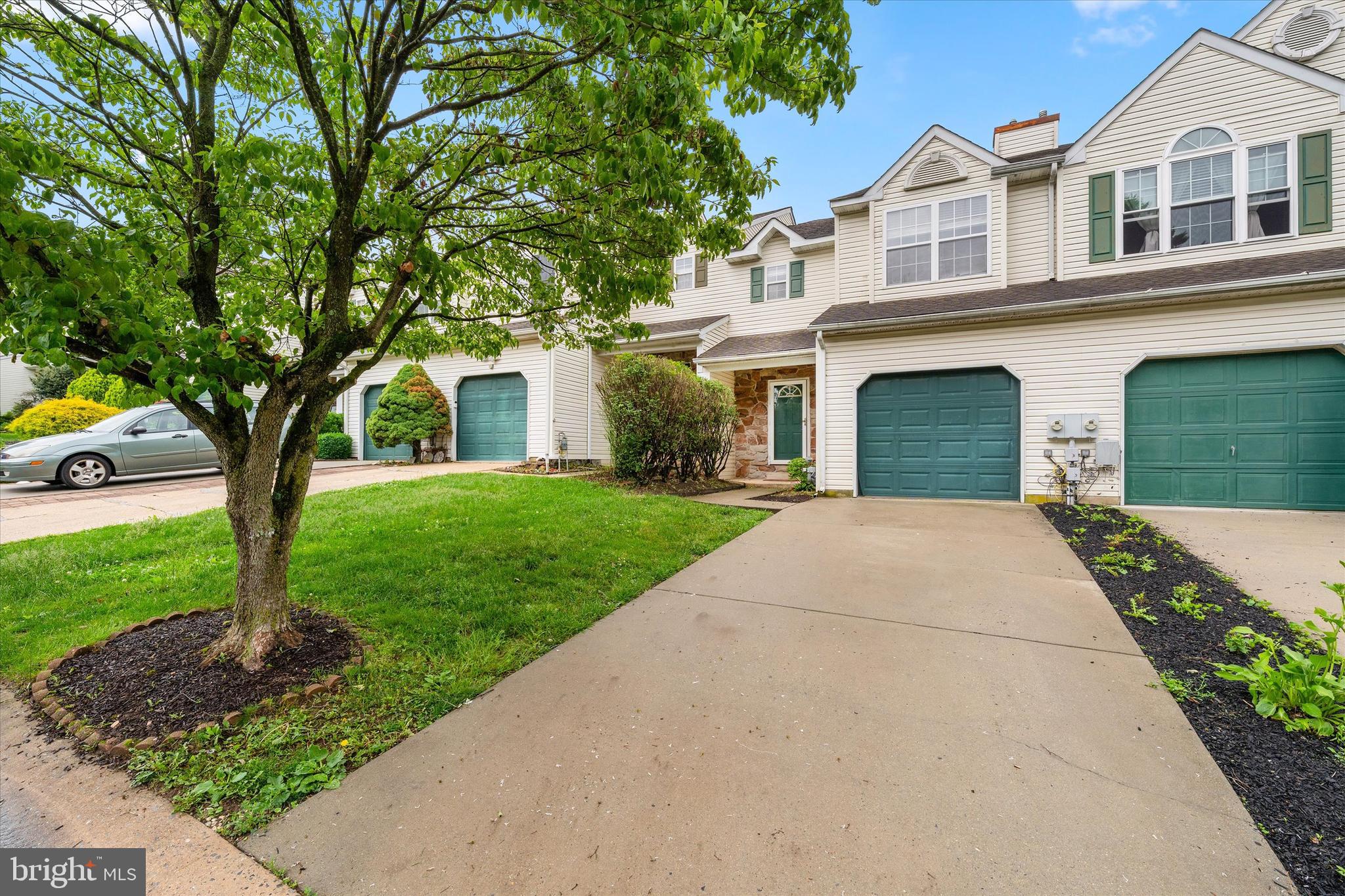 952 GLACKENS LANE