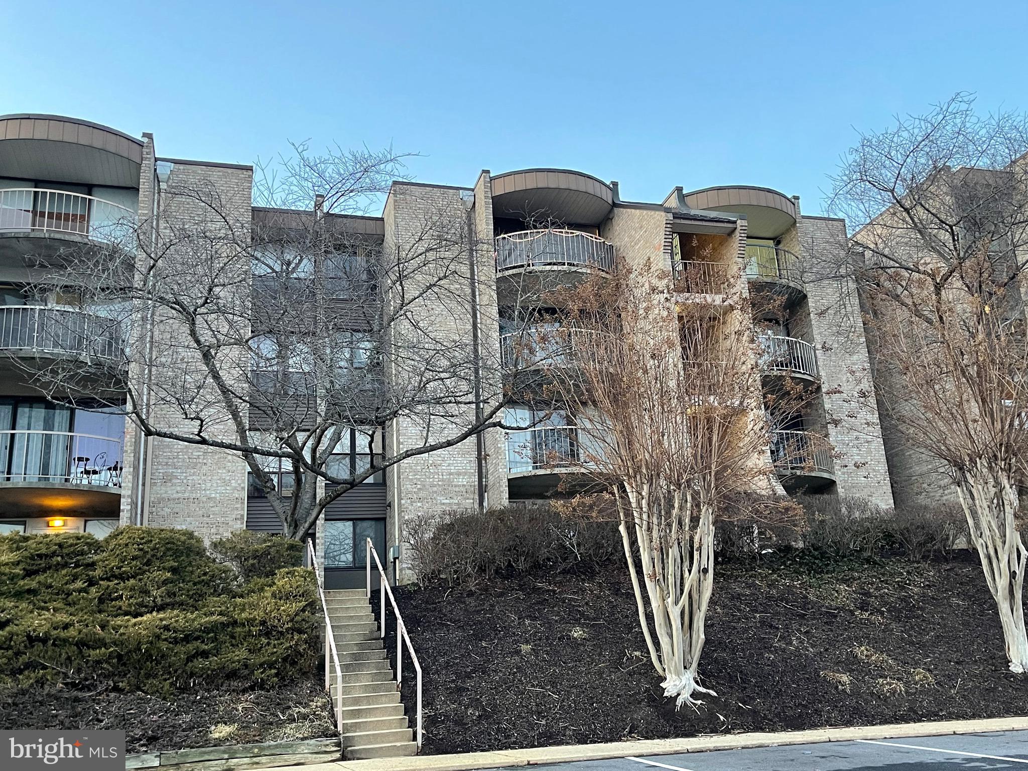 HUNTLEY SQUARE CONDOMINIUMS - Residential