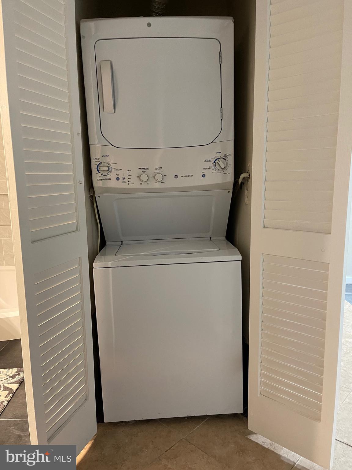 HUNTLEY SQUARE CONDOMINIUMS - Residential