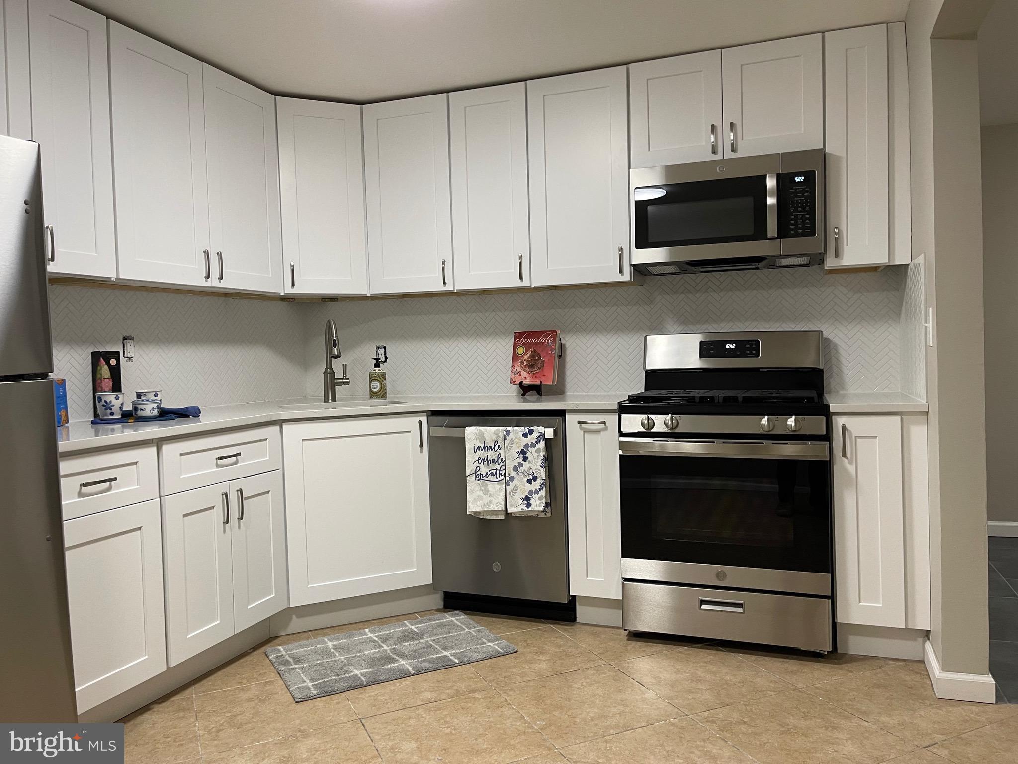 HUNTLEY SQUARE CONDOMINIUMS - Residential