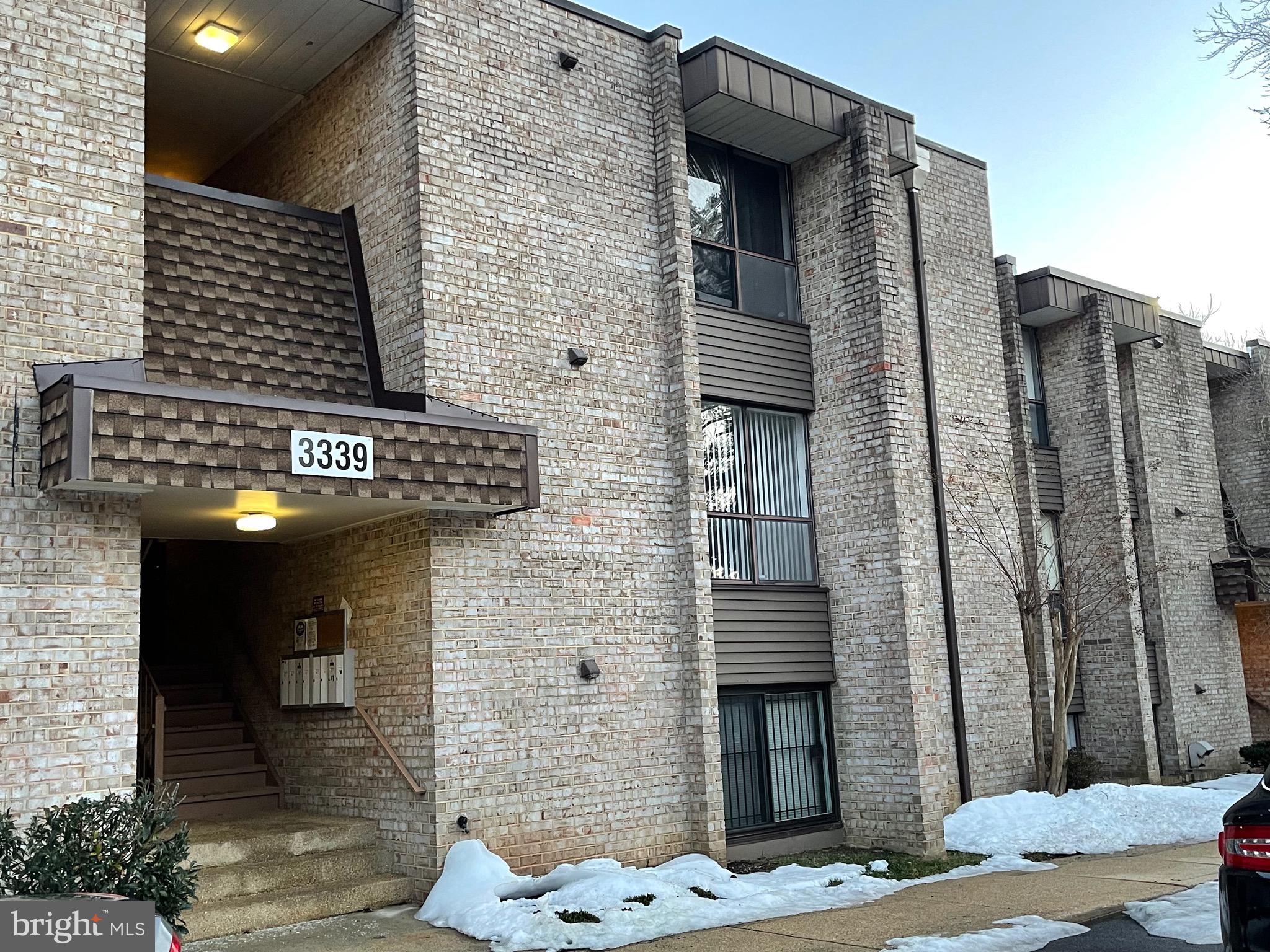 HUNTLEY SQUARE CONDOMINIUMS - Residential