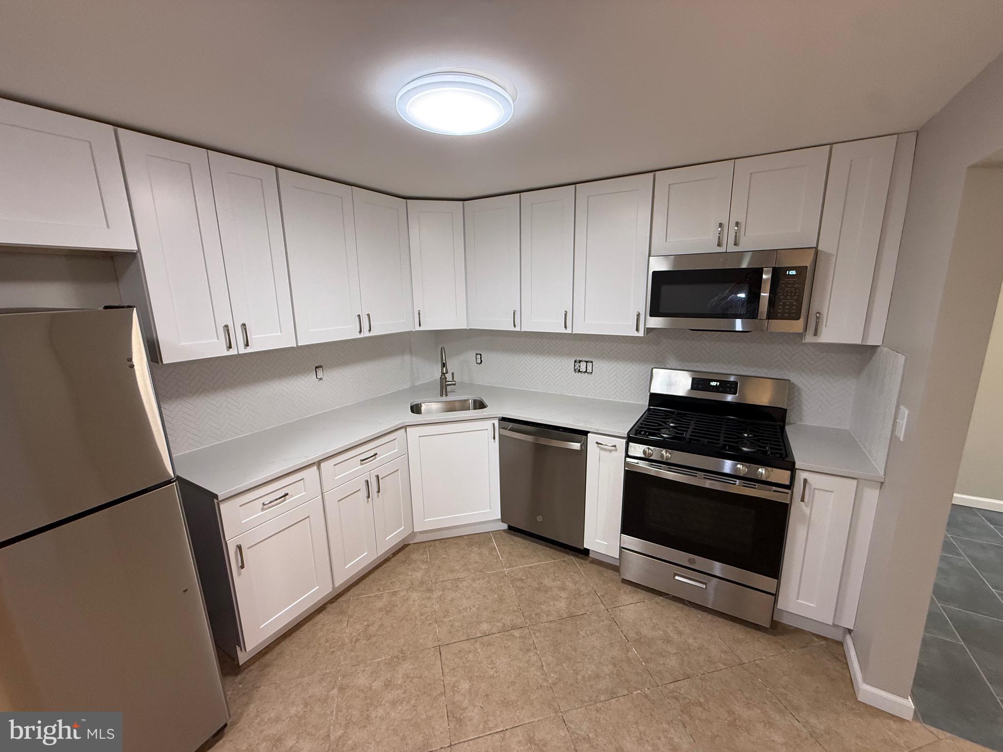 HUNTLEY SQUARE CONDOMINIUMS - Residential