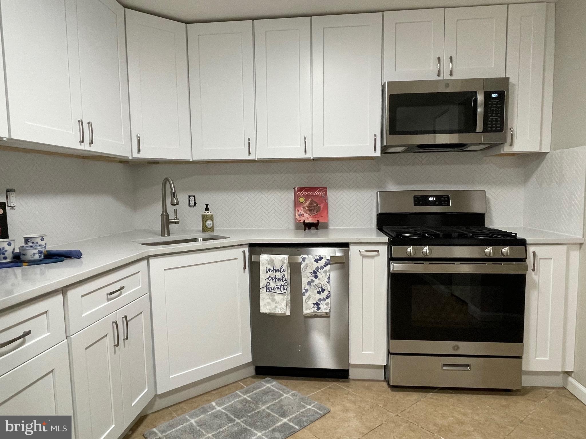 HUNTLEY SQUARE CONDOMINIUMS - Residential