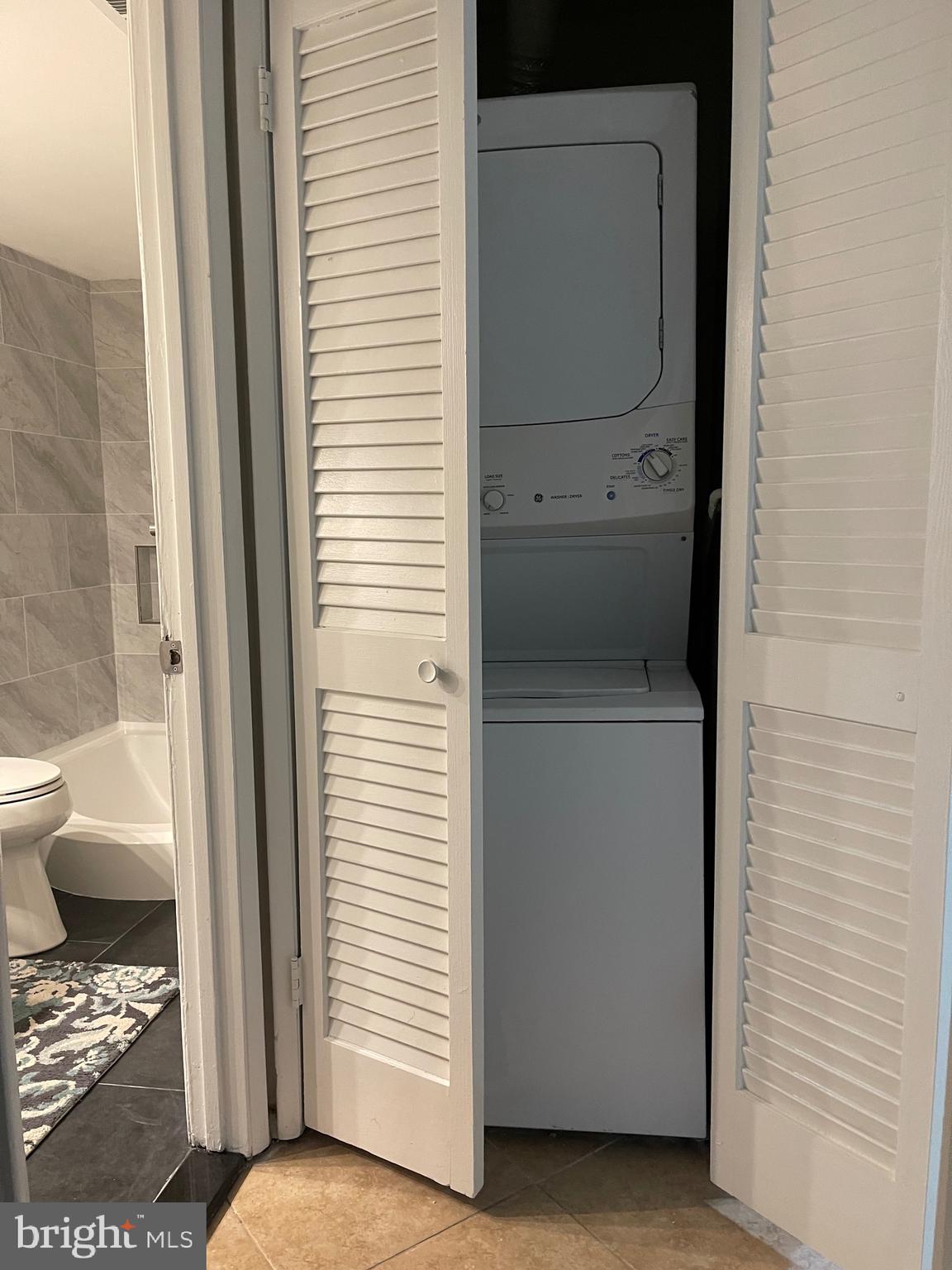 HUNTLEY SQUARE CONDOMINIUMS - Residential