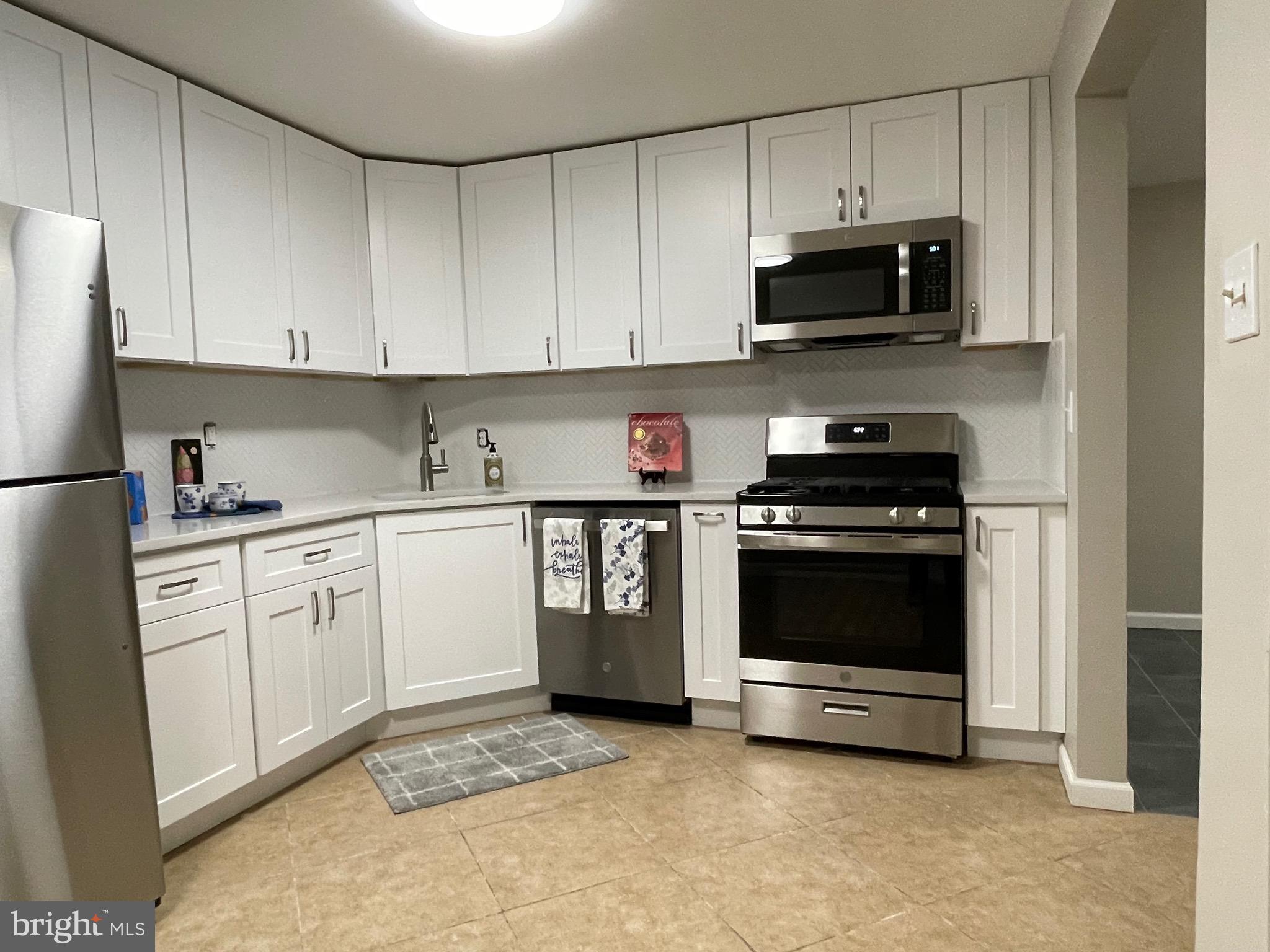 HUNTLEY SQUARE CONDOMINIUMS - Residential