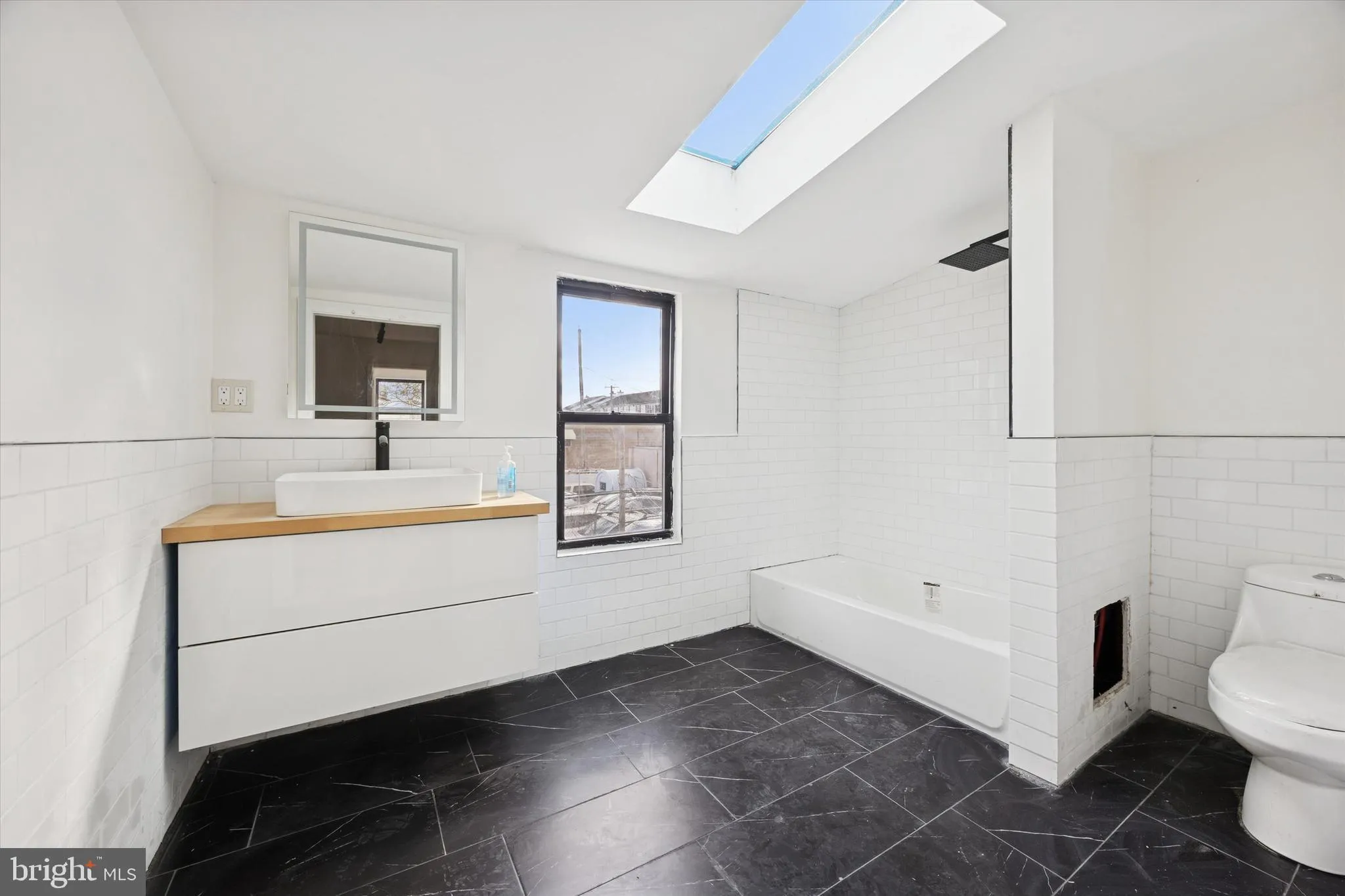 Philadelphia, Pennsylvania 19146, United States, 3 Bedrooms Bedrooms, ,2 BathroomsBathrooms,Residential,Active,252468