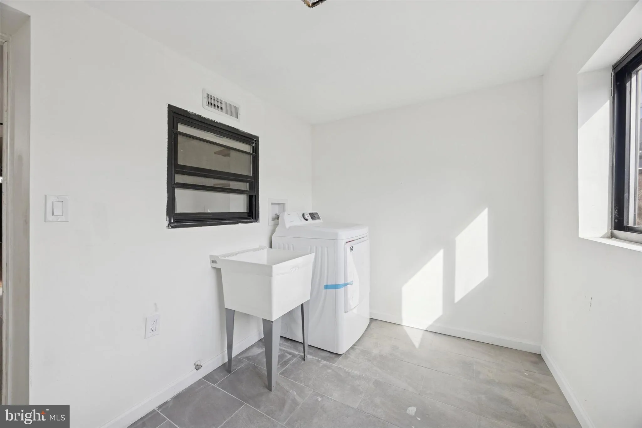 Philadelphia, Pennsylvania 19146, United States, 3 Bedrooms Bedrooms, ,2 BathroomsBathrooms,Residential,Active,252468