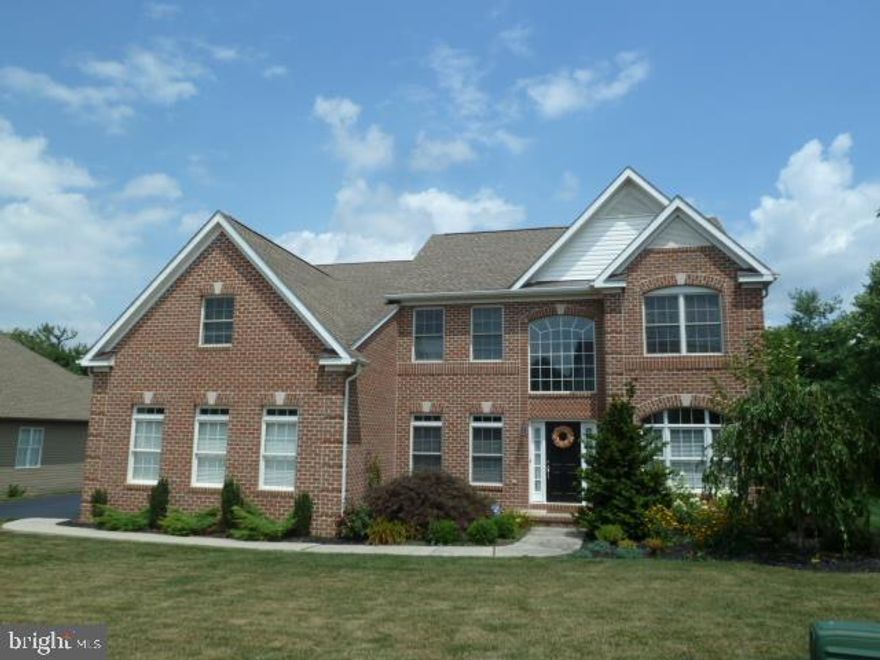 An abundance of beauty and space are showcased in this 5BR, 3.5BA home located in the gated community of Regents' Glen. Become a Club Member and enjoy golf, swimming, exercise, casual and fine dining. A 1 yr "Social Membership" conveys with the sale of the home! Home features -2-Sty Foyer and family rm; master ste with sitting rm; finished walk-out lower level.