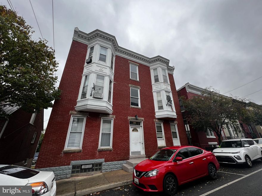 ATTENTION INVESTORS!!! 6 Unit Apartment Building - great condition! 24 hr notice for showings, tenant occupied.