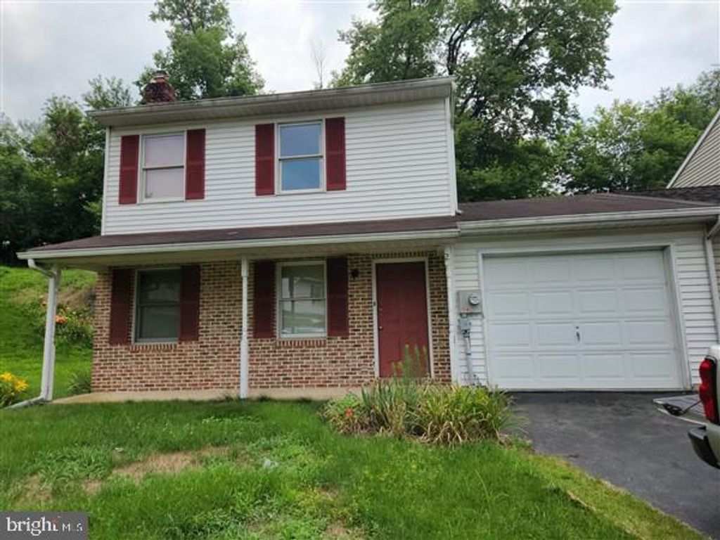 Photo of 21 RUSSET LN, MILLERSVILLE, PA 17551 (MLS # PALA2038586)