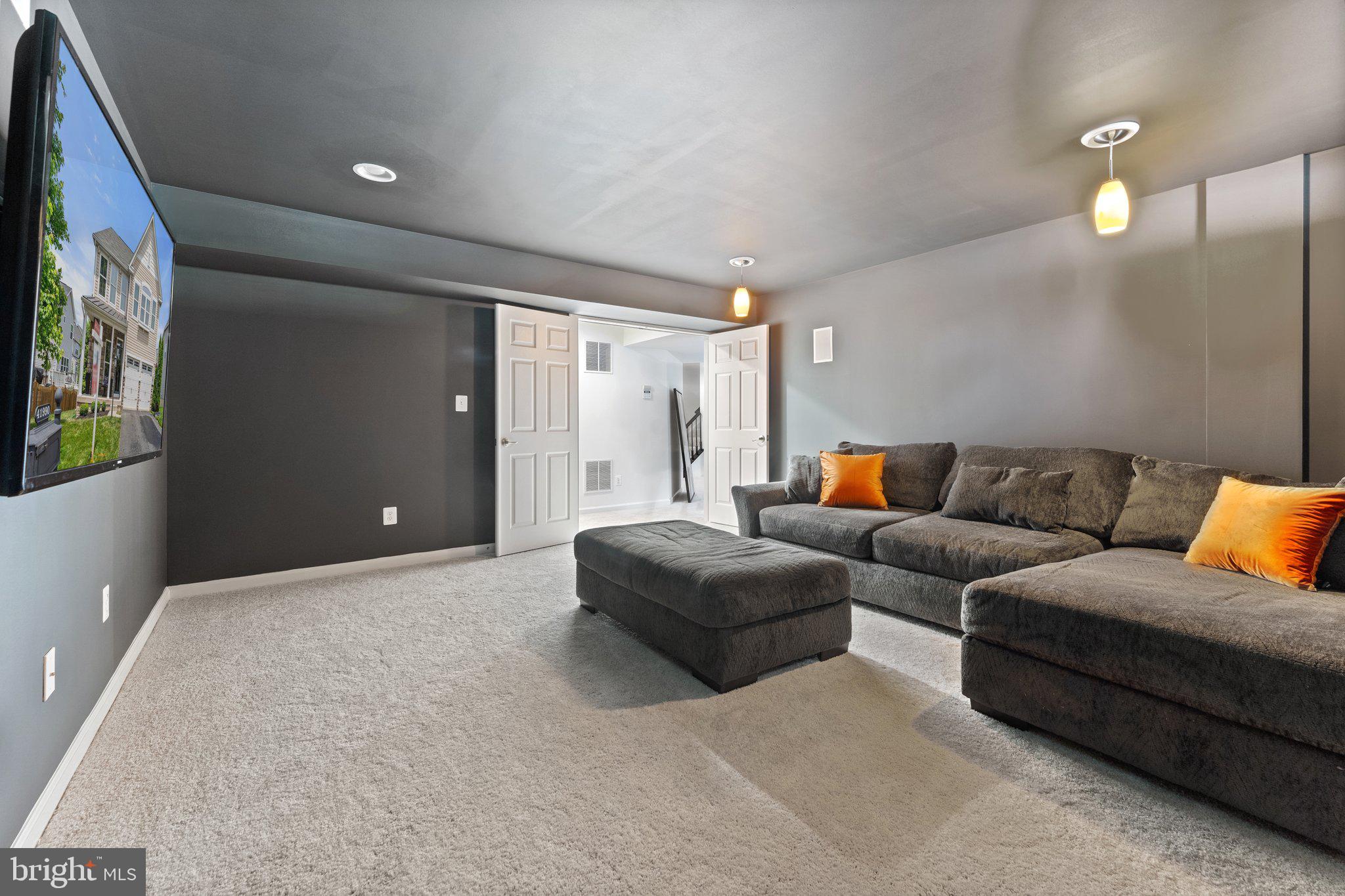 VIRGINIA MANOR - Residential