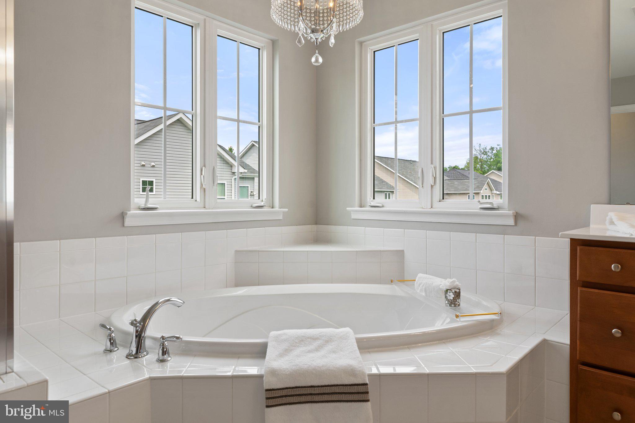 VIRGINIA MANOR - Residential