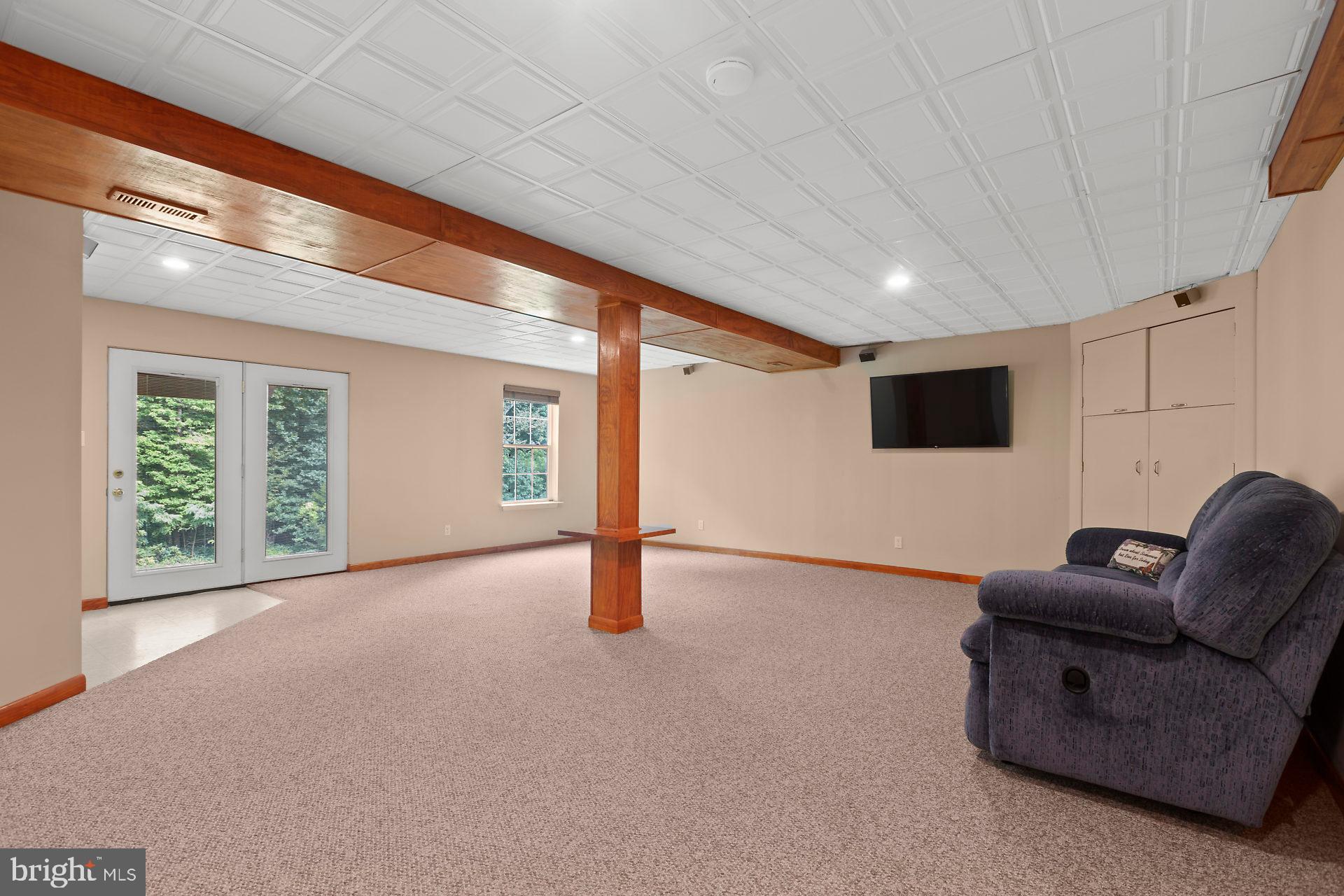 HUNTING QUARTERS - Residential