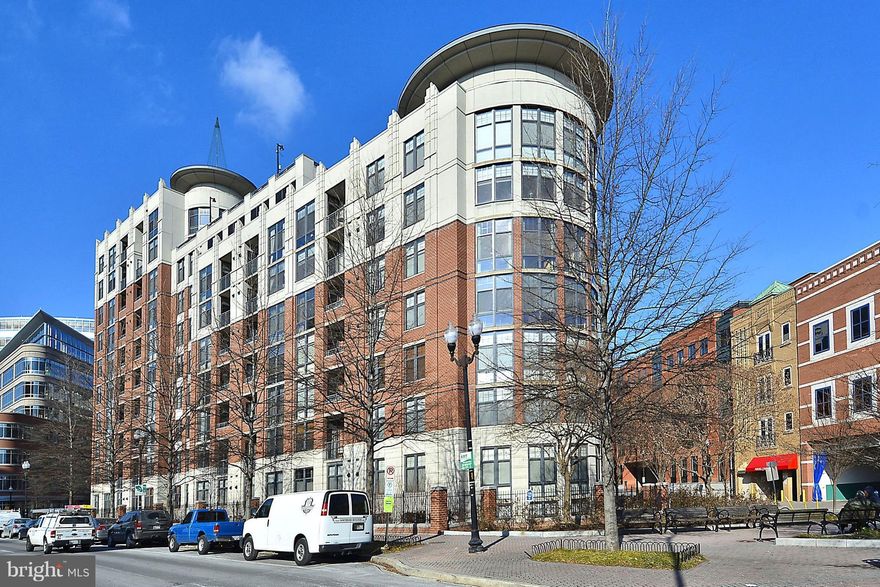 Luxury Condo on the 9th Floor of Clarendon 1021.