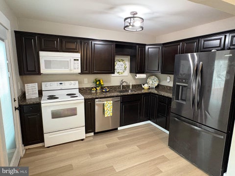 Townhouse For Sale - 1054 Saybrook Harbour<br/> PASADENA, MD 21122