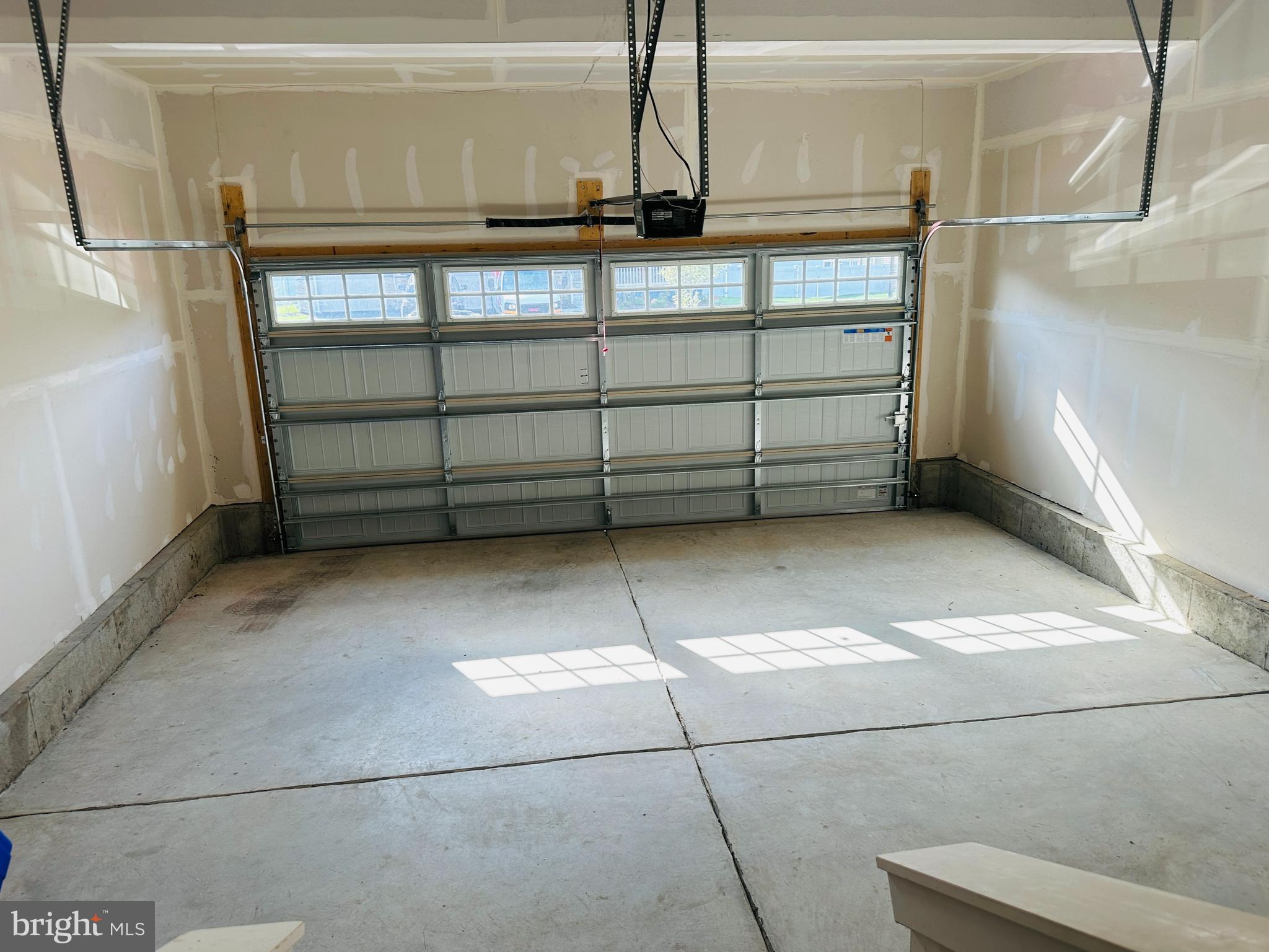 MONTGOMERY VILLAGE - Residential Lease