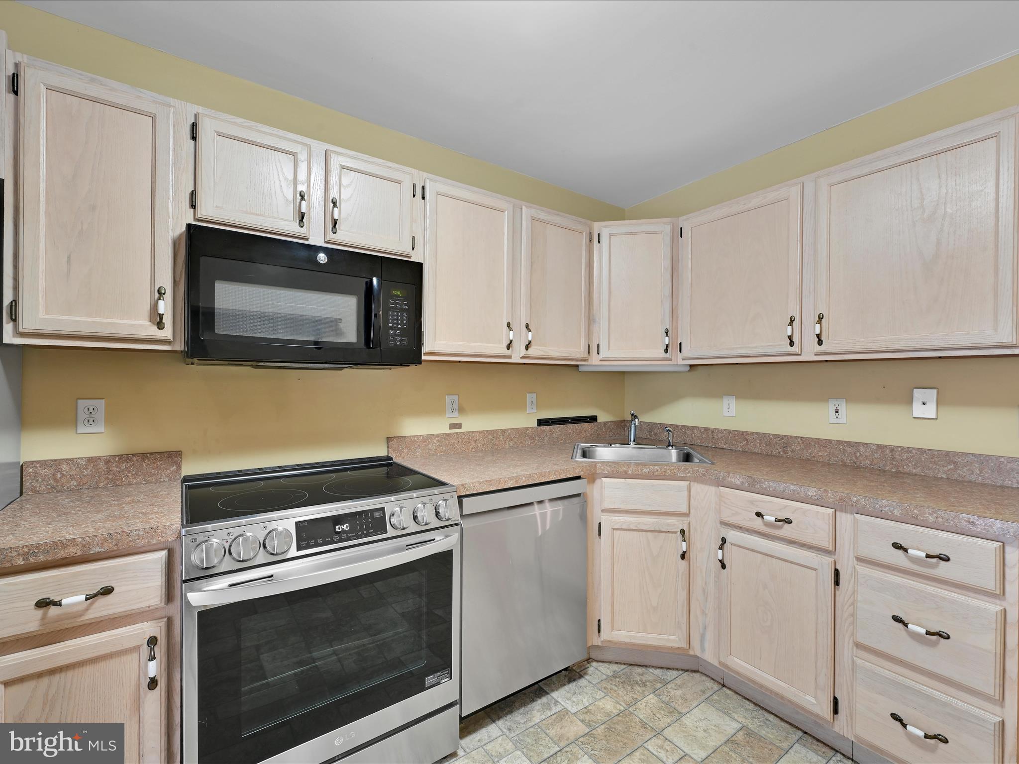 COUNTRY PLACE - Residential