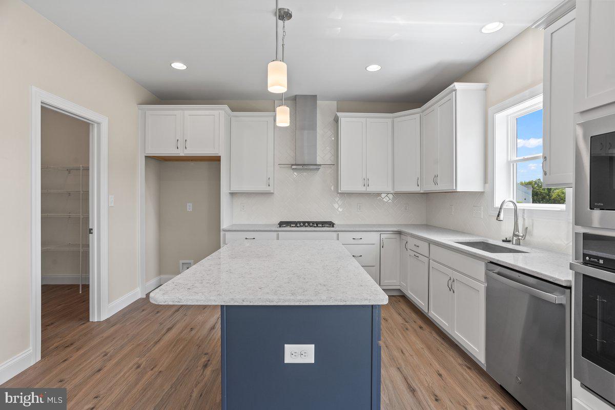 THE MEADOWS AT COLONIAL CLUB - Residential