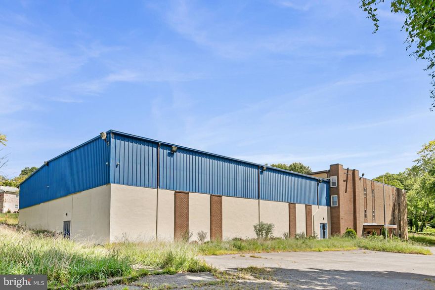 Approximately 50,500 SF of total building space, including a Gymnasium/Sanctuary
11.42 acres of land
Zoned RSF-95
85 parking spaces available
Secure property with a fenced perimeter
Located in the expanding Branch Avenue Corridor
Fully built-out 150-seat Fellowship Hall with a commercial kitchen
Features classrooms, offi ces, kitchen, and multipurpose rooms
On-site 2,300 SF, 3-story home
Sports facilities with a football/soccer/baseball fi eld