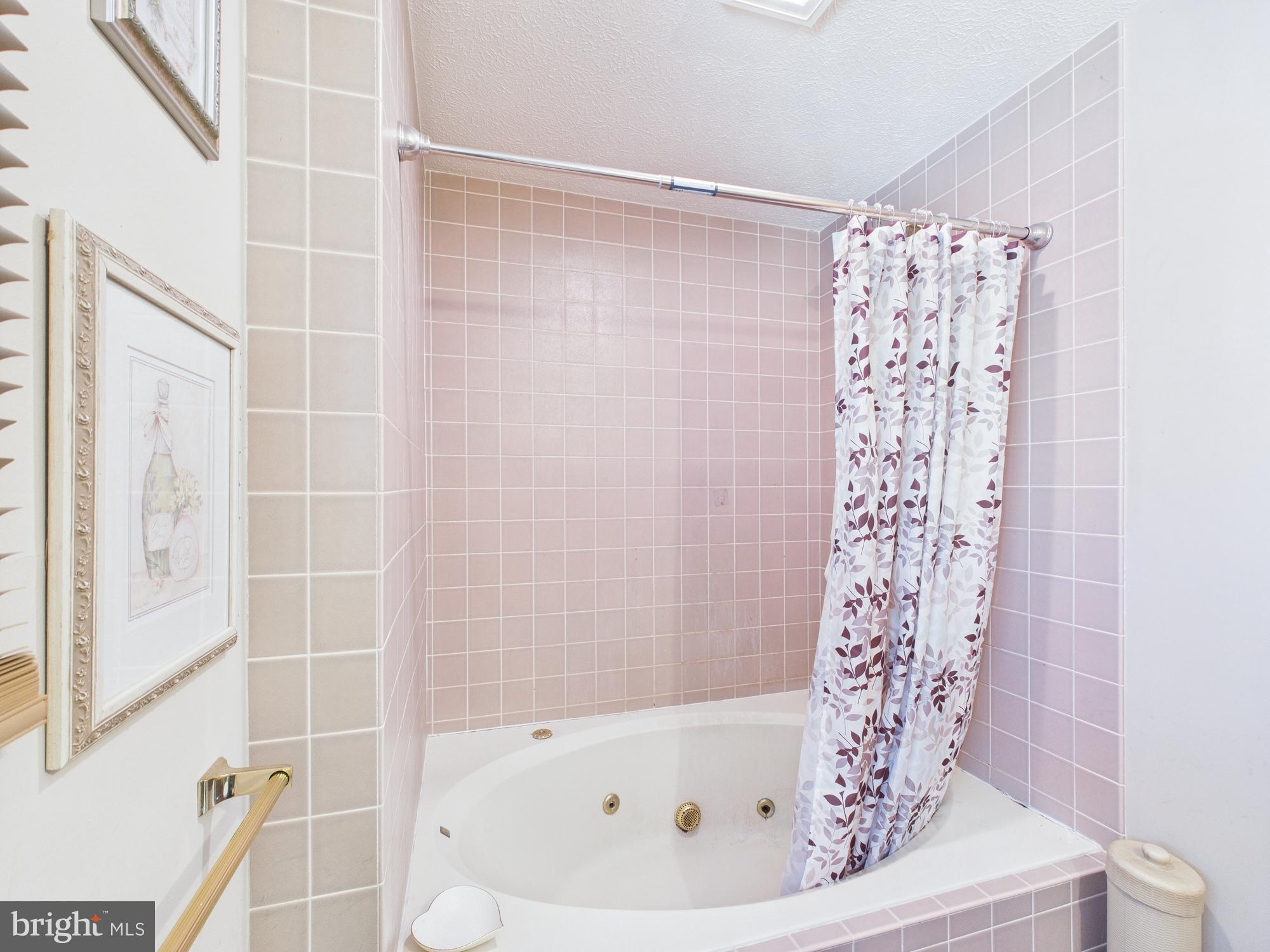 ARROWHEAD  LAKES - Residential