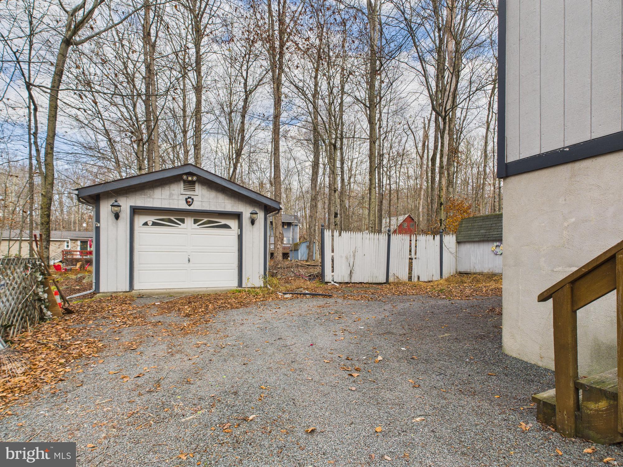 ARROWHEAD  LAKES - Residential