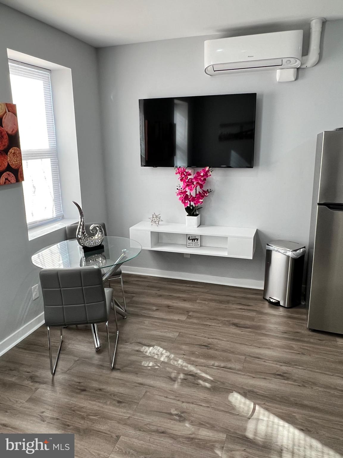 4087-1/2 LANCASTER AVENUE 1