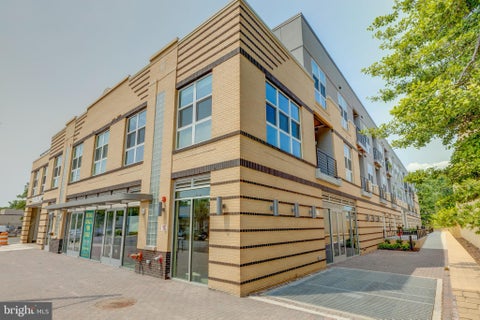 Photo of 1800 Mount Vernon Avenue #215, ALEXANDRIA, VA 22301 (MLS # VAAX2062838)