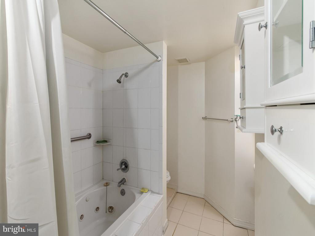 MONTGOMERY MANOR - Residential Lease