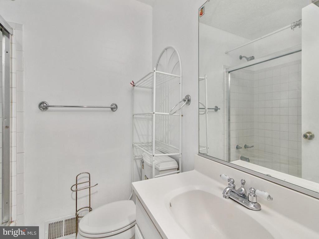 MONTGOMERY MANOR - Residential Lease