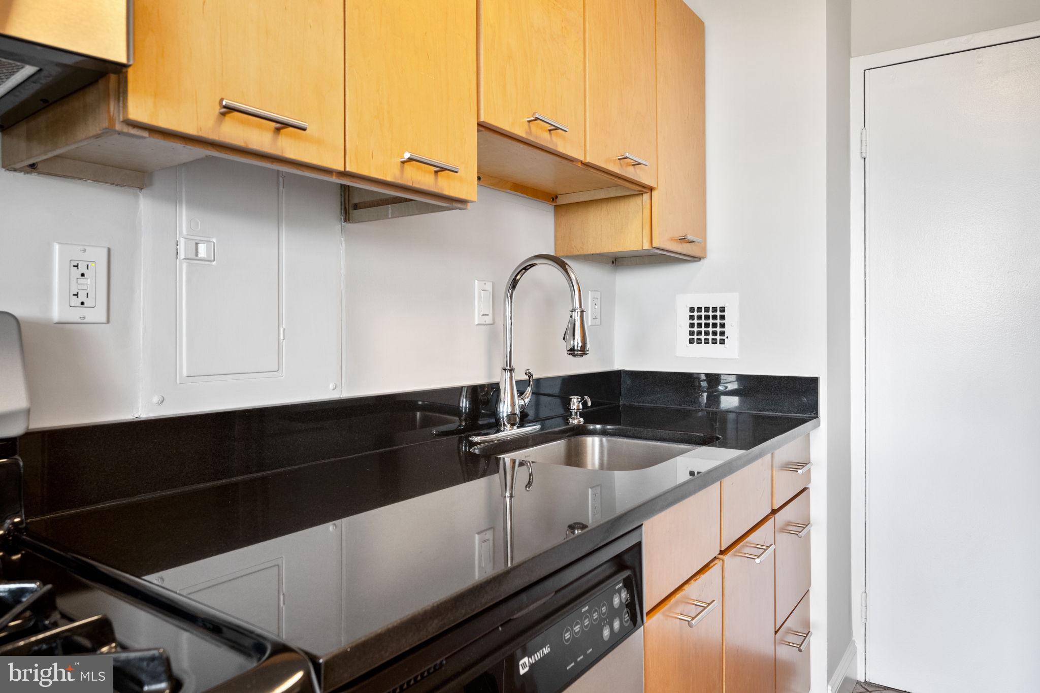 RIVER TOWERS - Residential Lease