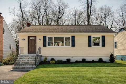 Photo of 327 Howard Avenue, ROCKVILLE, MD 20850 (MLS # MDMC2214114)