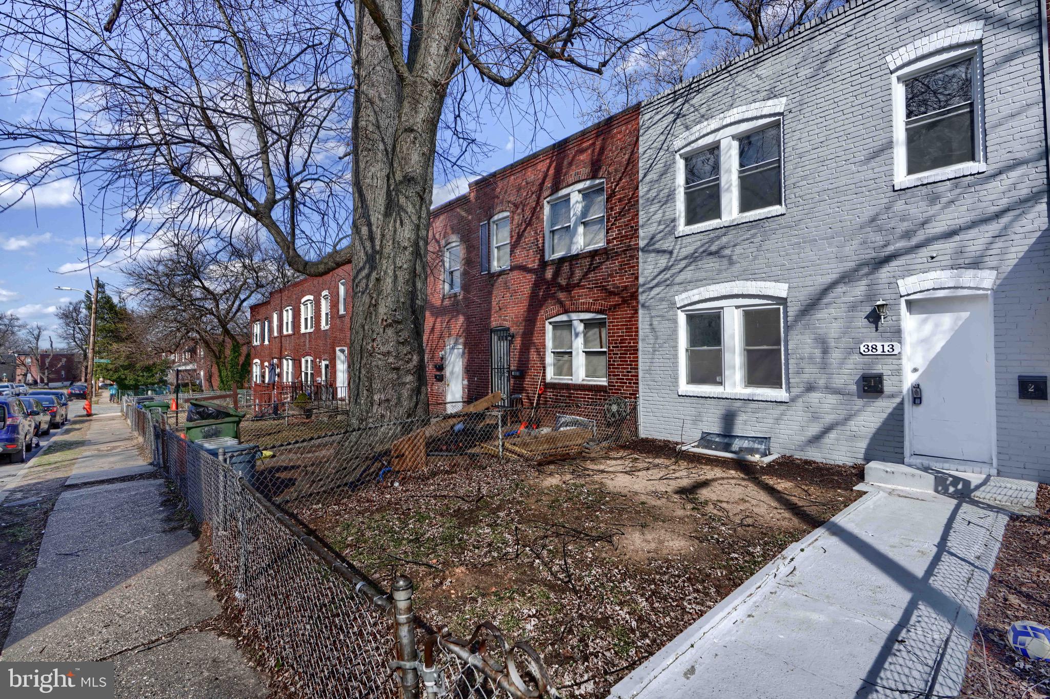 RECENTLY UPGRADED UNIT LOCATED ON PASCAL AVENUE! EASY PARKING, CARPET, LOTS OF SUNLIGHT, PROFESSIONALLY MANAGED, AVAILABLE IMMEDIATELY, WASHER DRYER IN BASEMENT! ONLINE PAYMENTS, HCVP RESIDENTS ARE WELCOME! SCHEDULE YOUR SHOWING TODAY!