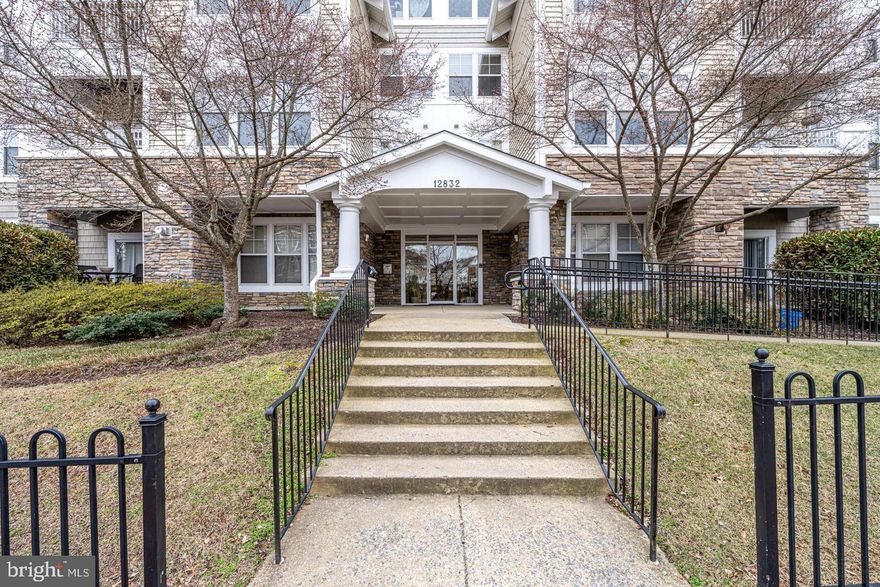 Bright and spacious corner condo unit with 3 bedroom and 2 full bathroom and an attached garage with storage space. Stainless steel appliances, granite counter top, tile flooring, fireplace with gas insert, private balcony with stunning views, plentiful of natural light, master suite with full huge walk-in closet, attached full bath with separated shower and tub.  Get all your shopping done just minutes away in the Village . Easy access to all commuter routes, close to Clarksburg Outlet, orchards, farms and restaurants!