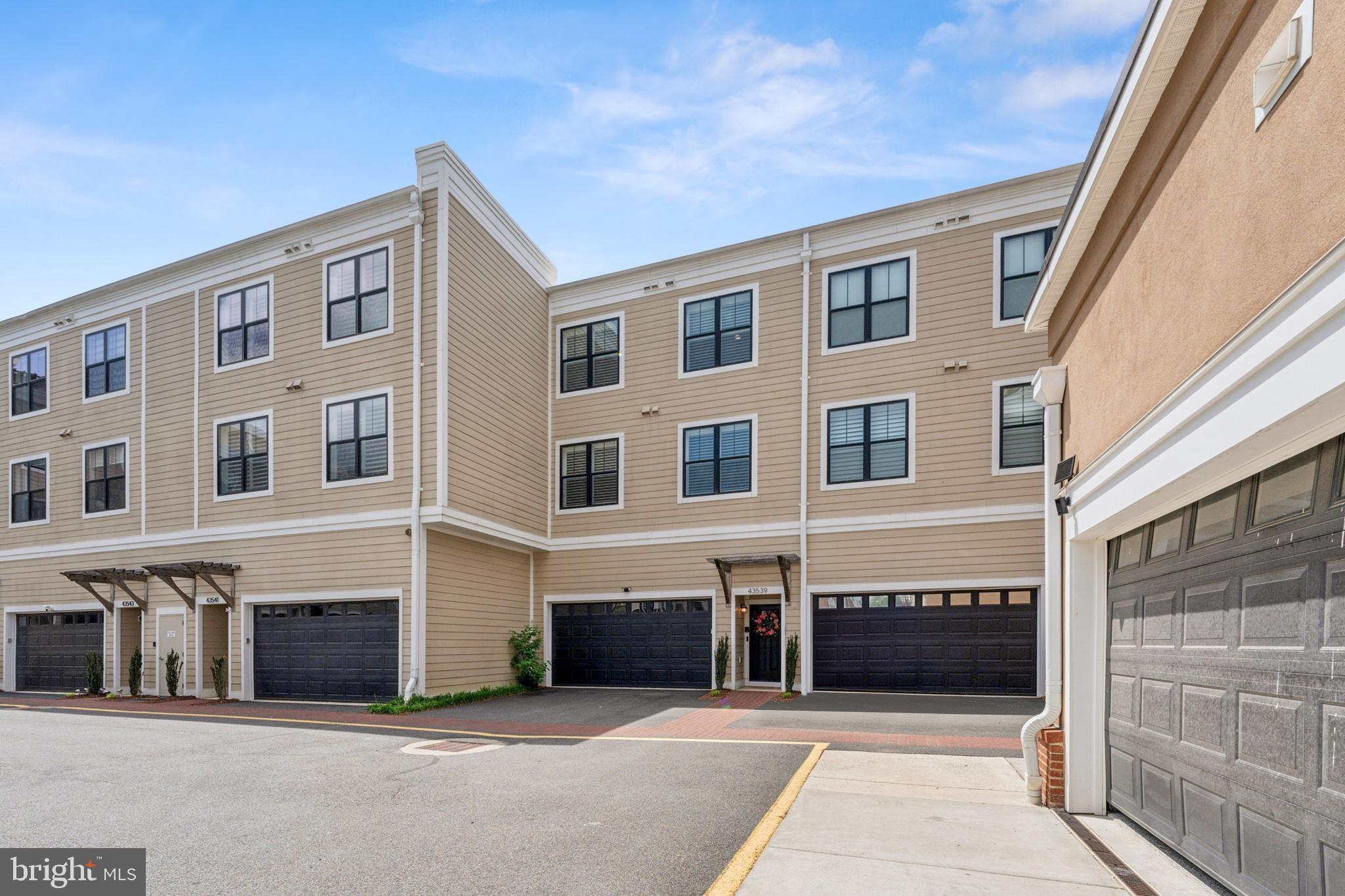 43539 MICHIGAN SQUARE