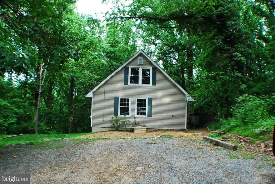 CHARMING CHALET  *  PRIVATE SETTING YET MINUTES TO DOWNTOWN PURCELLVILLE & BERRYVILLE * 3 BEDROOMS * 2 BATHS * FINISHED WALK OUT BASEMENT W/BAR AREA * DECK * HUGE MASTER SUITE ON UPPER LEVEL W/WALK IN CLOSET & SPACIOUS MASTER BATH * Beautiful SHENANDOAH RETREAT .Purchase this property for as little as 5% down!  Homepath website for exact details  .