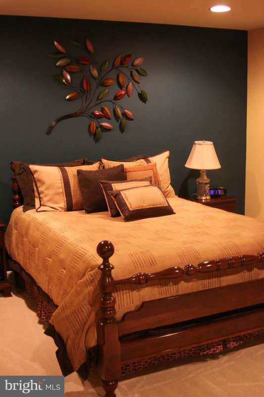 FOUR SEASONS - Residential