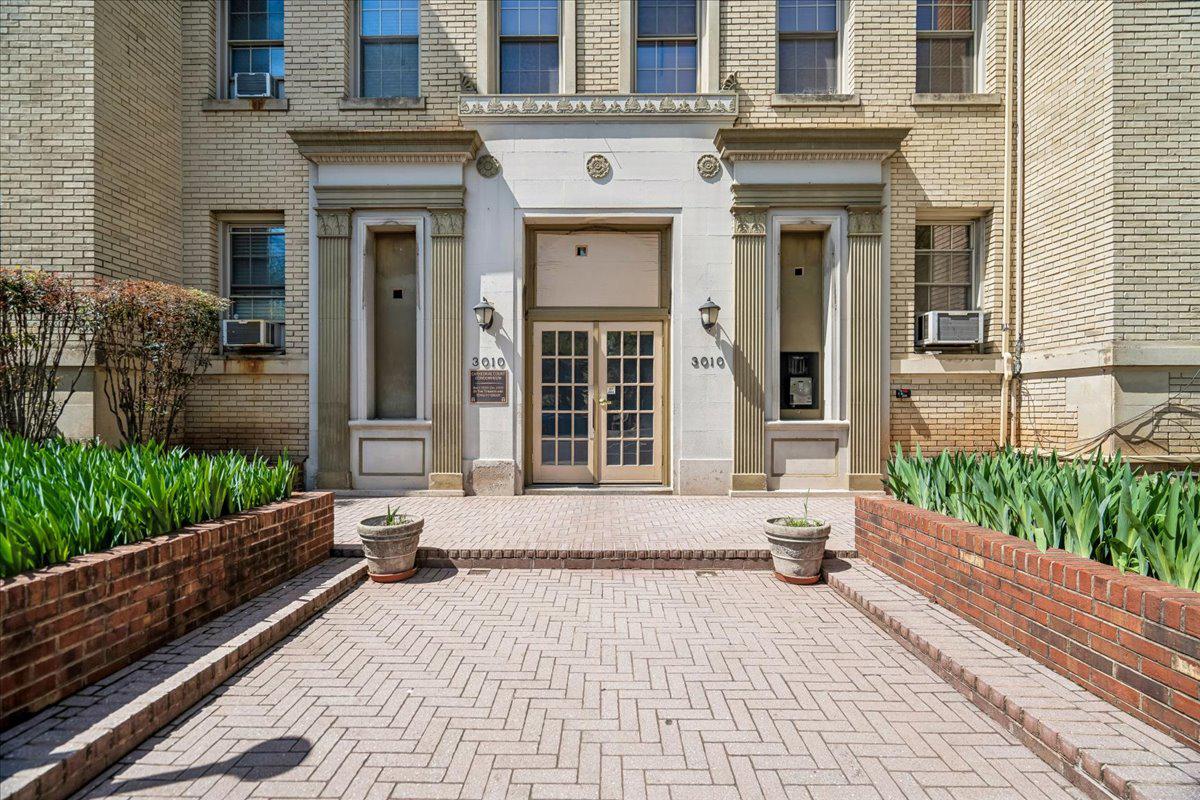 3010 WISCONSIN AVENUE NW 209