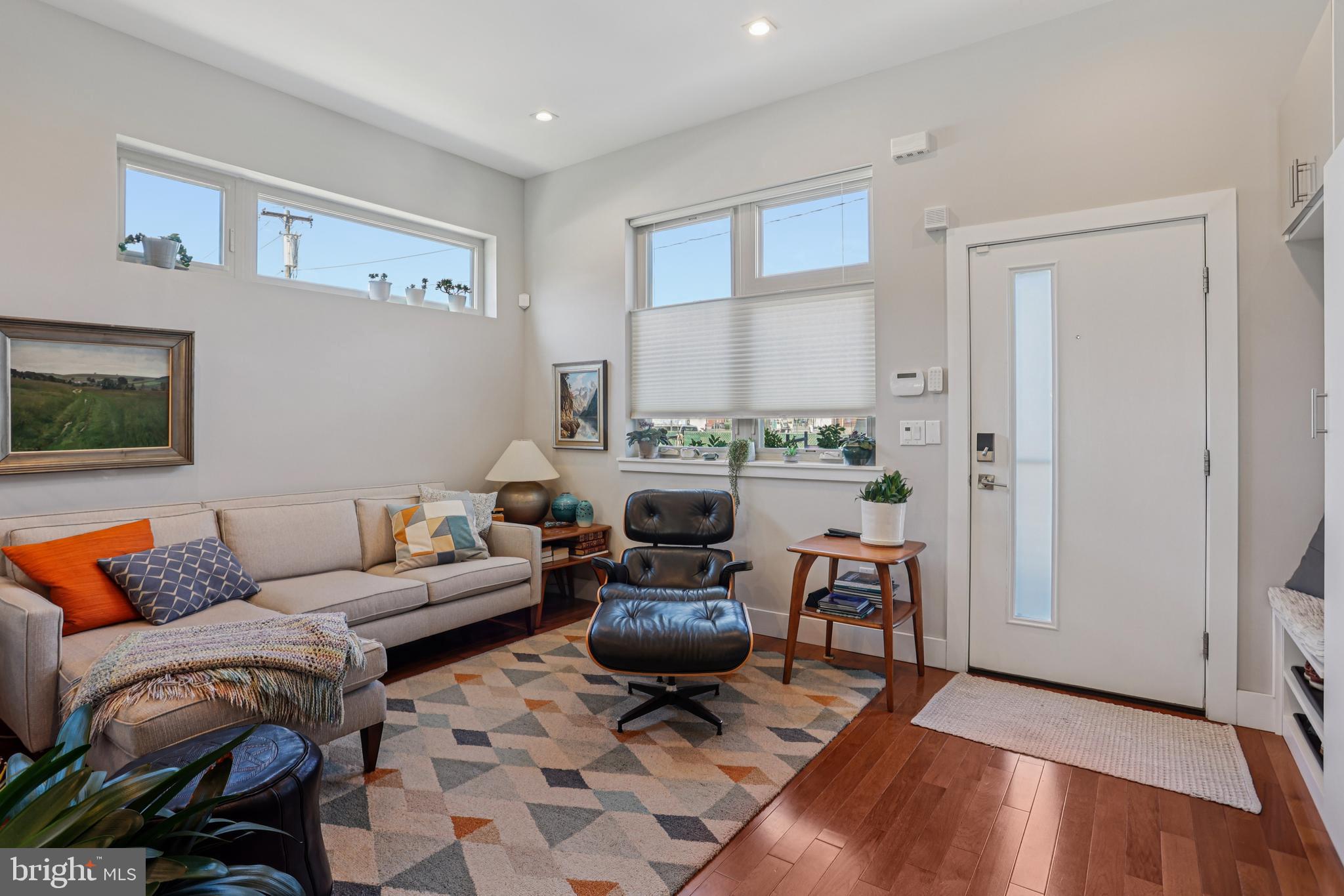 2567 E THOMPSON STREET