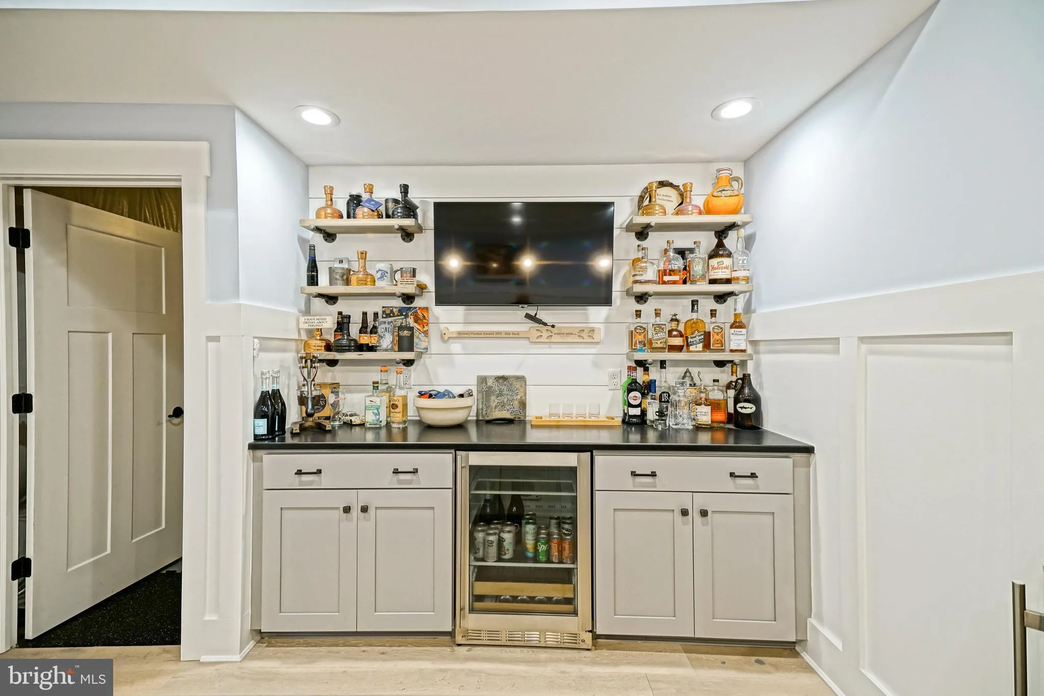 Lewes, Delaware 19958, United States, 6 Bedrooms Bedrooms, ,6 BathroomsBathrooms,Residential,Active,240353