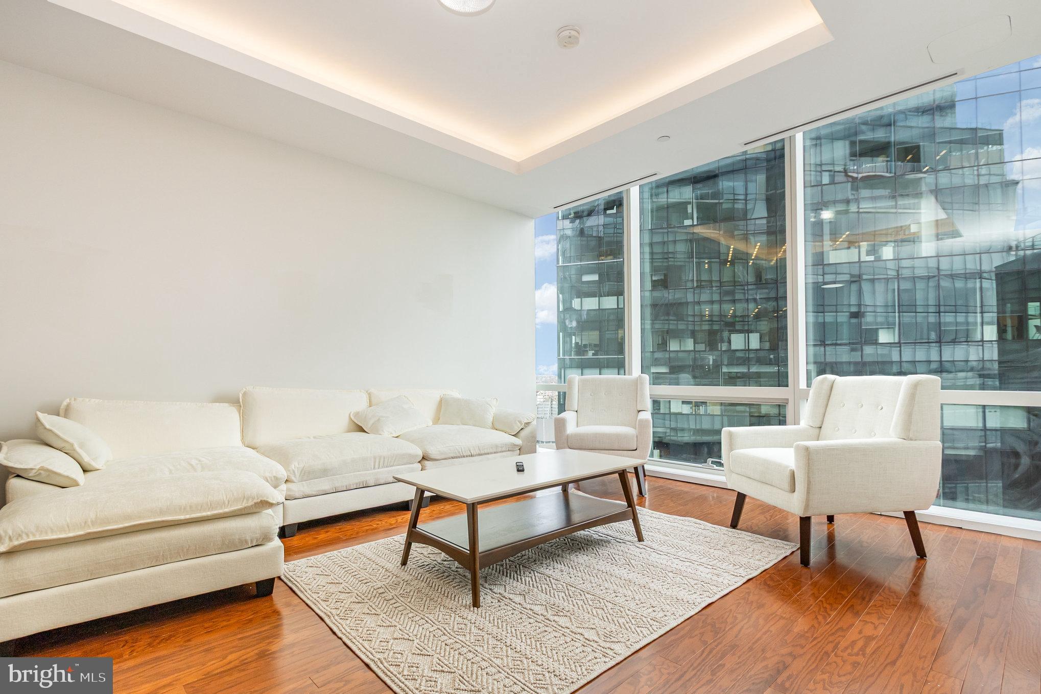 FOUR SEASONS PRIVATE RESIDENCES - Residential