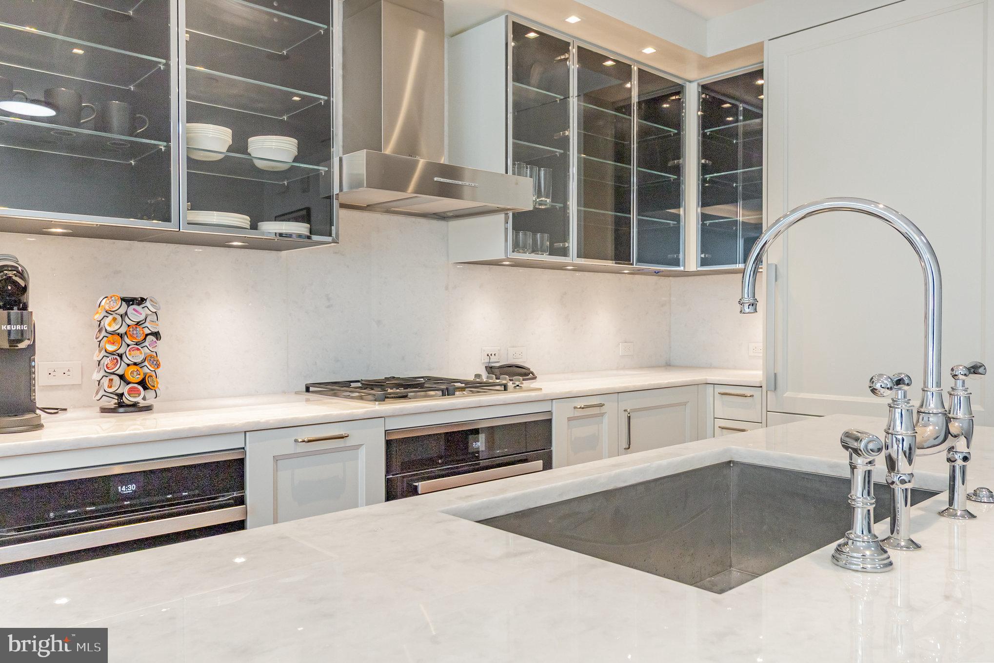 FOUR SEASONS PRIVATE RESIDENCES - Residential