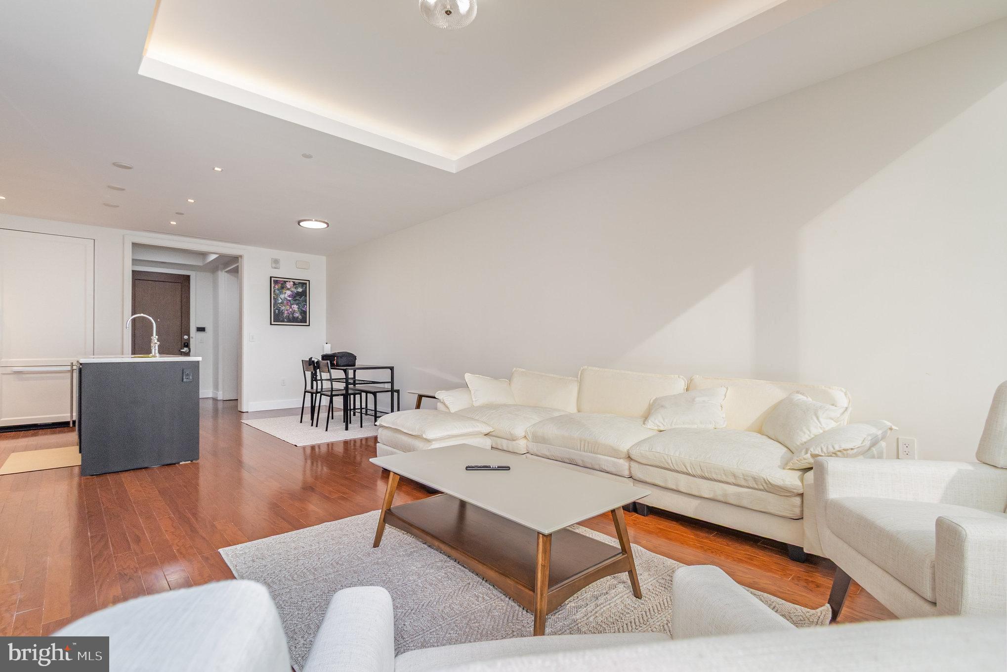 FOUR SEASONS PRIVATE RESIDENCES - Residential