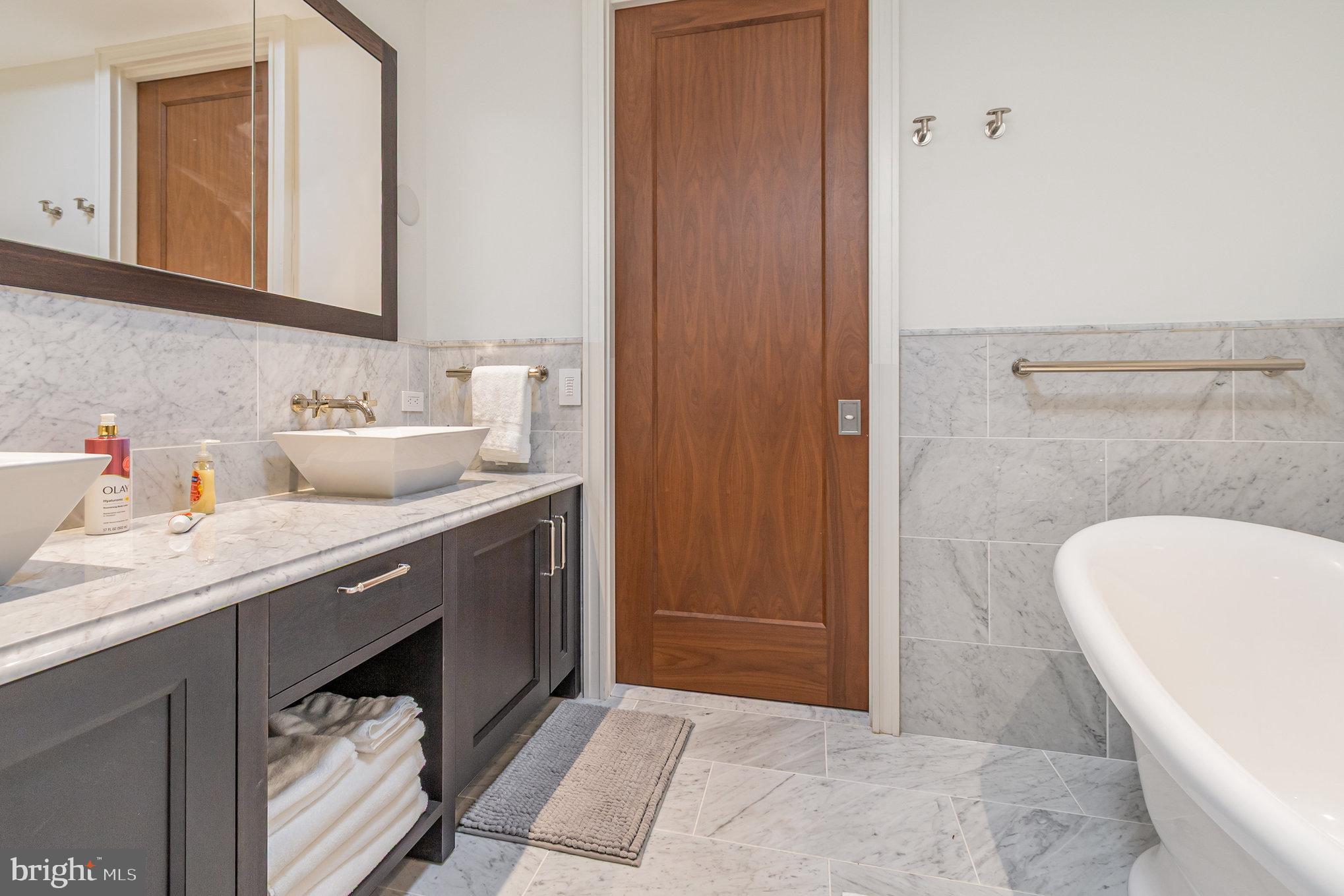 FOUR SEASONS PRIVATE RESIDENCES - Residential