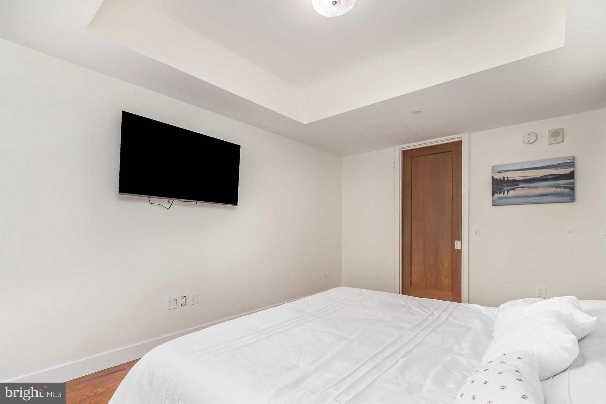 FOUR SEASONS PRIVATE RESIDENCES - Residential