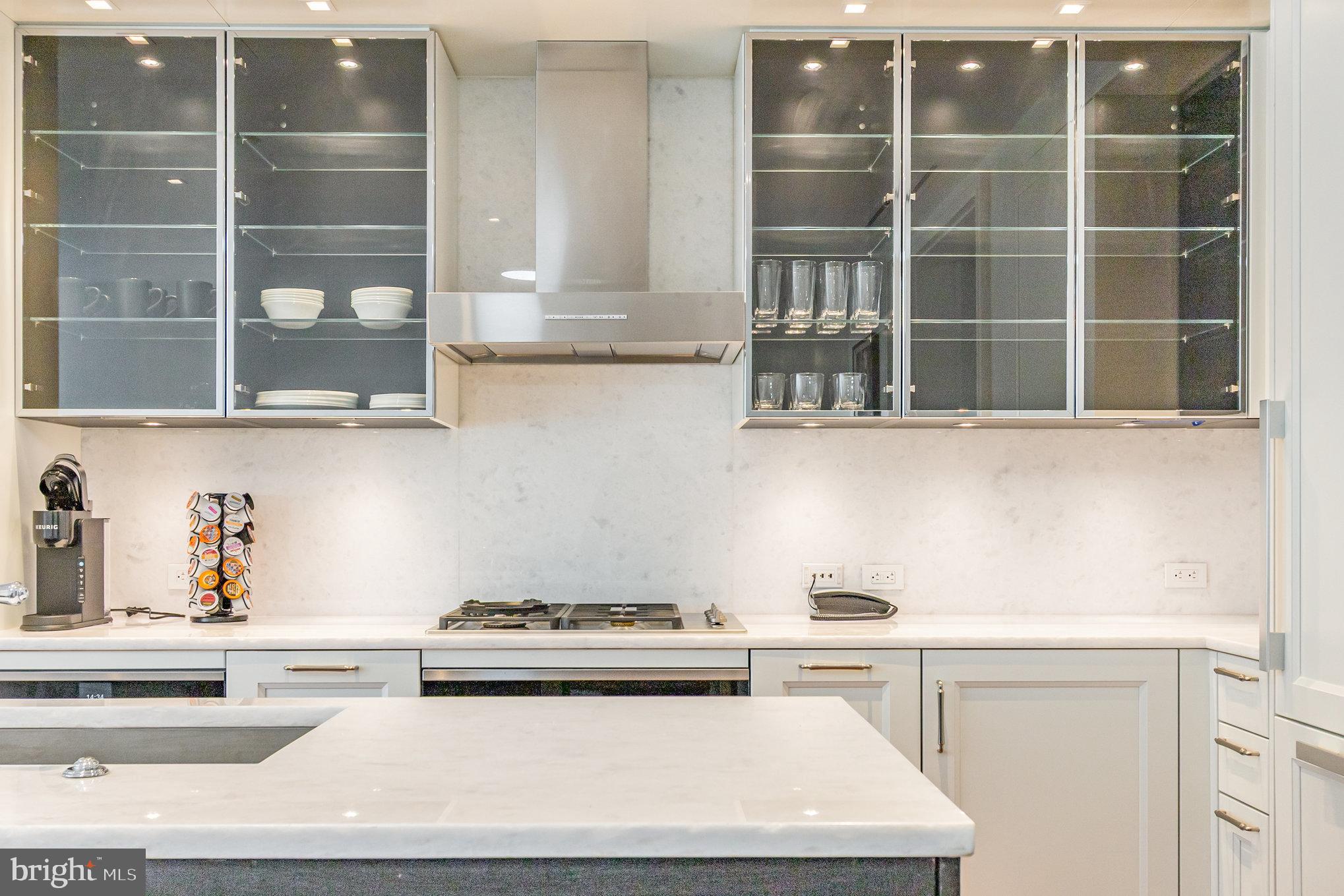 FOUR SEASONS PRIVATE RESIDENCES - Residential