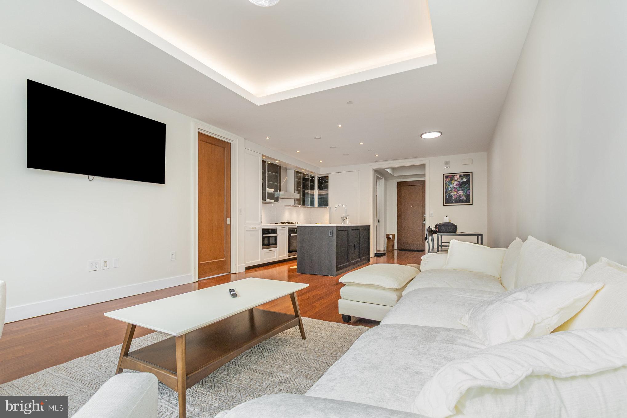 FOUR SEASONS PRIVATE RESIDENCES - Residential